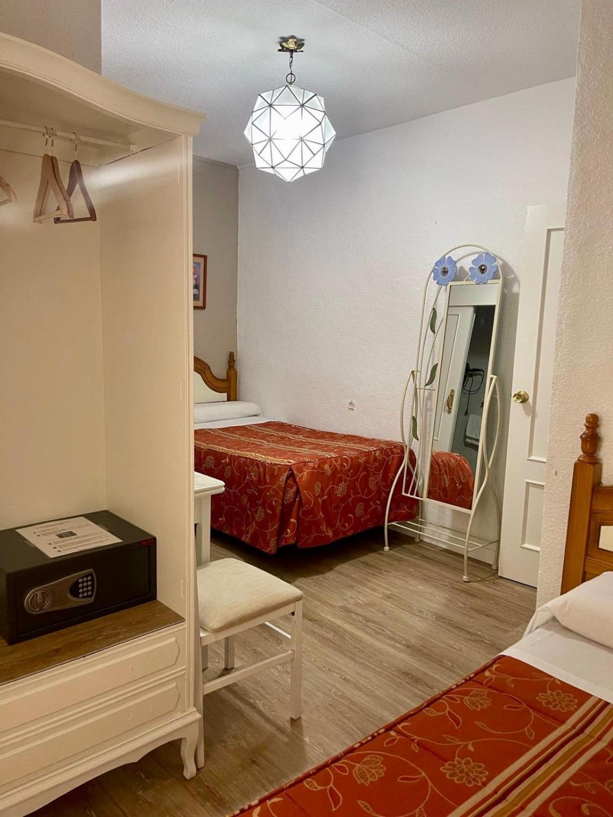 Pension Zurita Granada Bagian luar foto