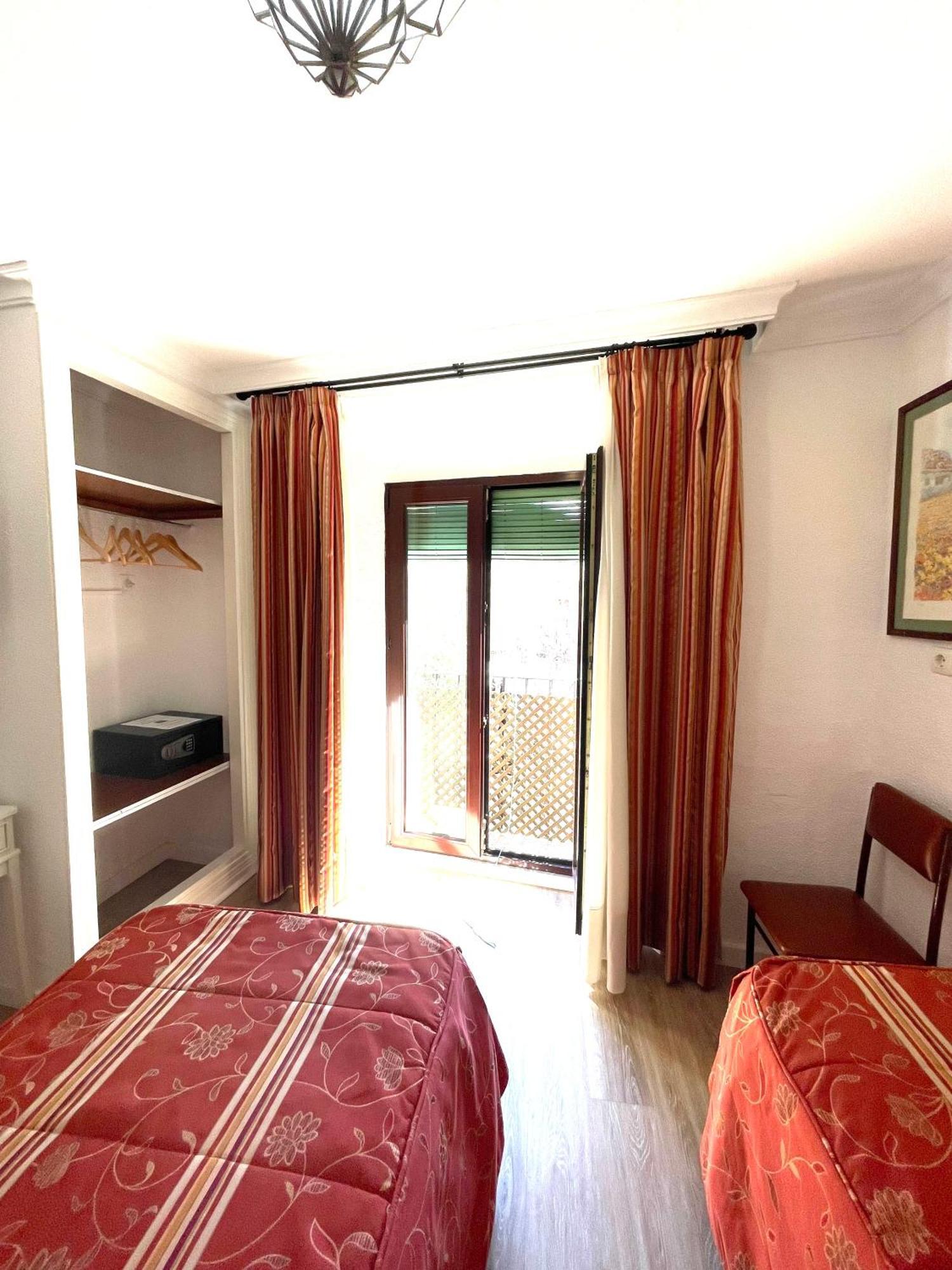 Pension Zurita Granada Bagian luar foto