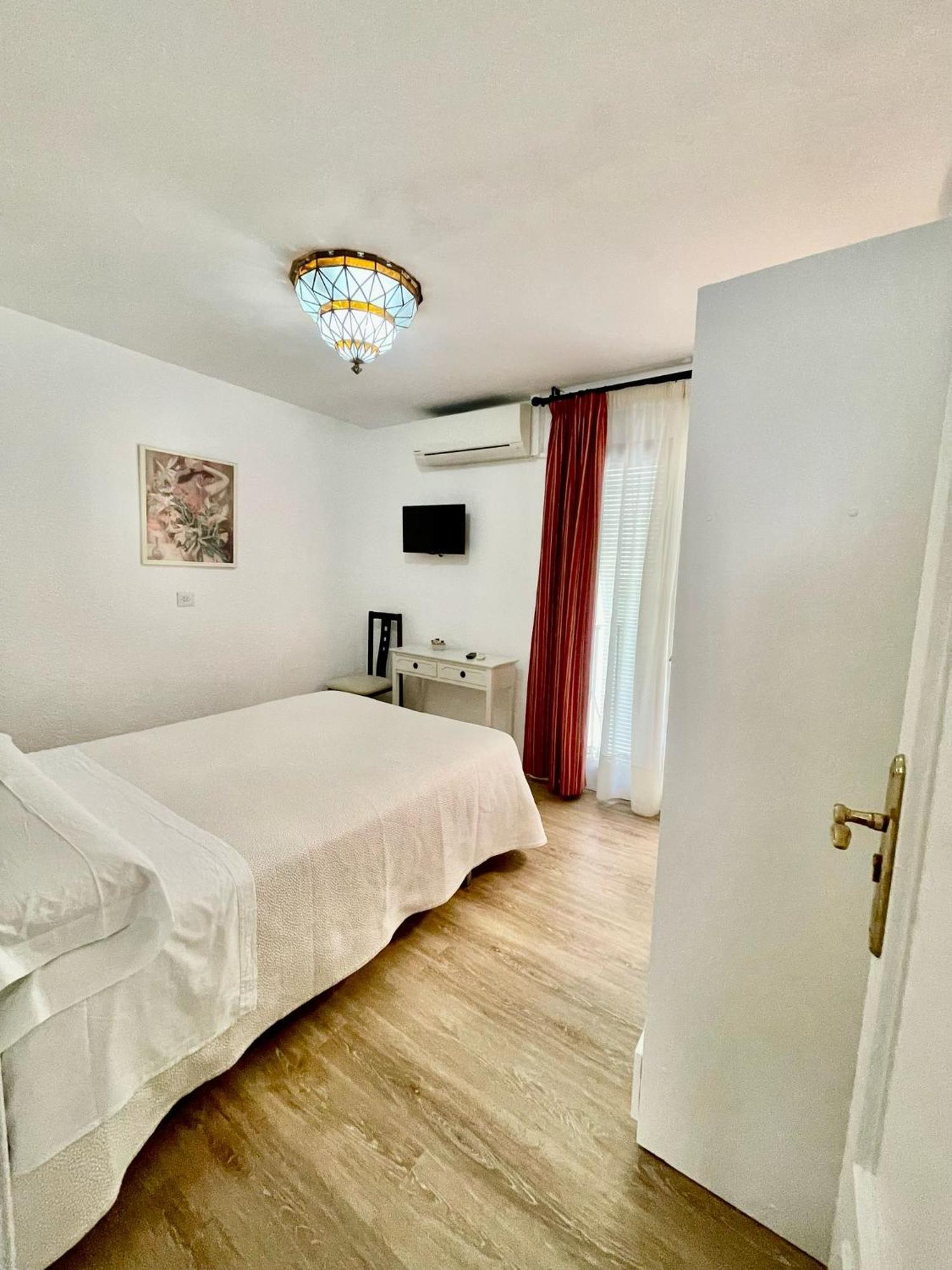 Pension Zurita Granada Bagian luar foto