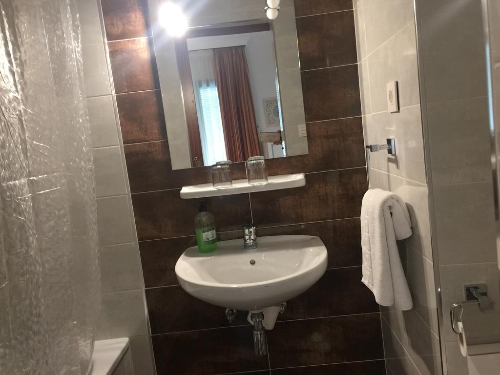 Pension Zurita Granada Bagian luar foto